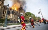[ẢNH] Lực lượng cứu hỏa Paris đã dập tắt vụ hỏa hoạn ở Nhà thờ Đức Bà thế nào?